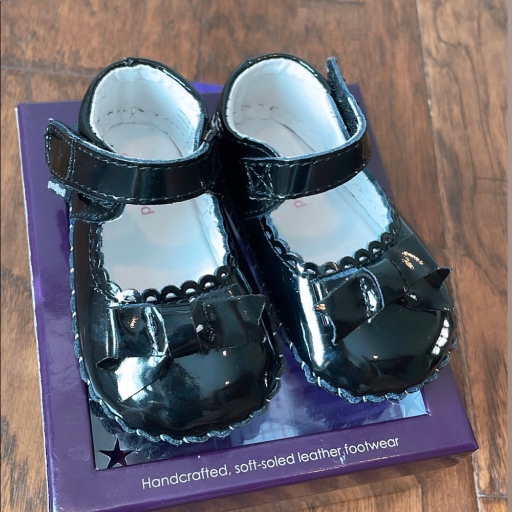 Pediped. Patent leather. GUC, a few scuffs on each shoe. Size 6-12m